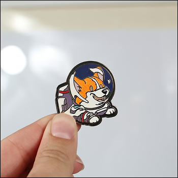 an enamel pin hitting the desk Unsplash. https://unsplash.com/photos/hand-holding-a-small-cartoon-cat-pin-QDU29E-juPc
.<br><audio controls src='audio/enamelpin24.mp3'></audio>